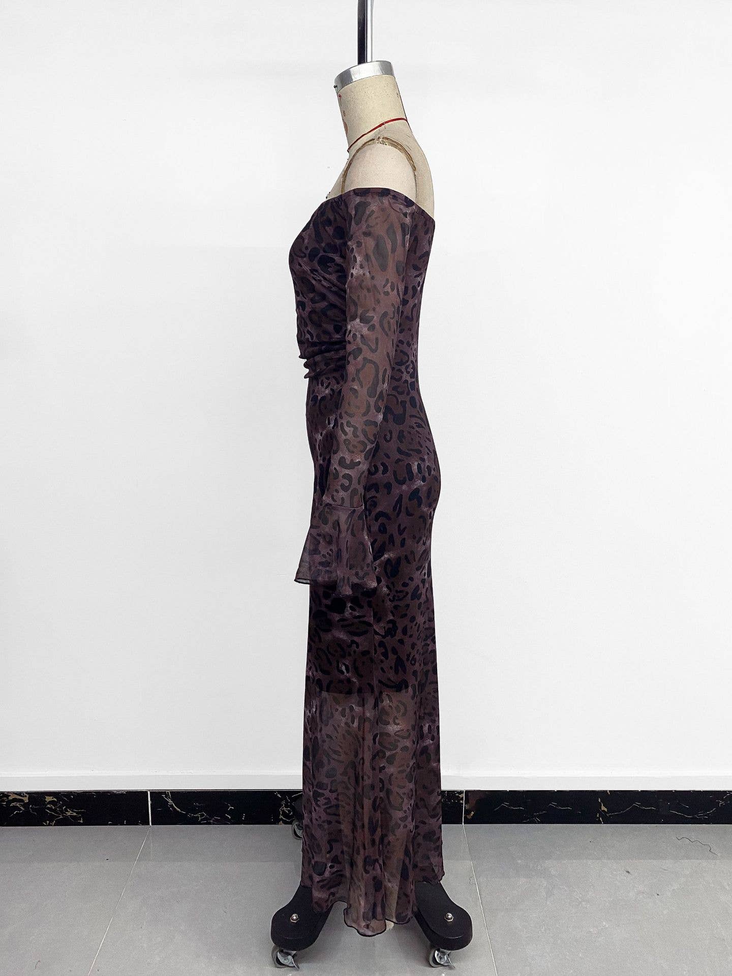 One-shoulder long-sleeved leopard print dress