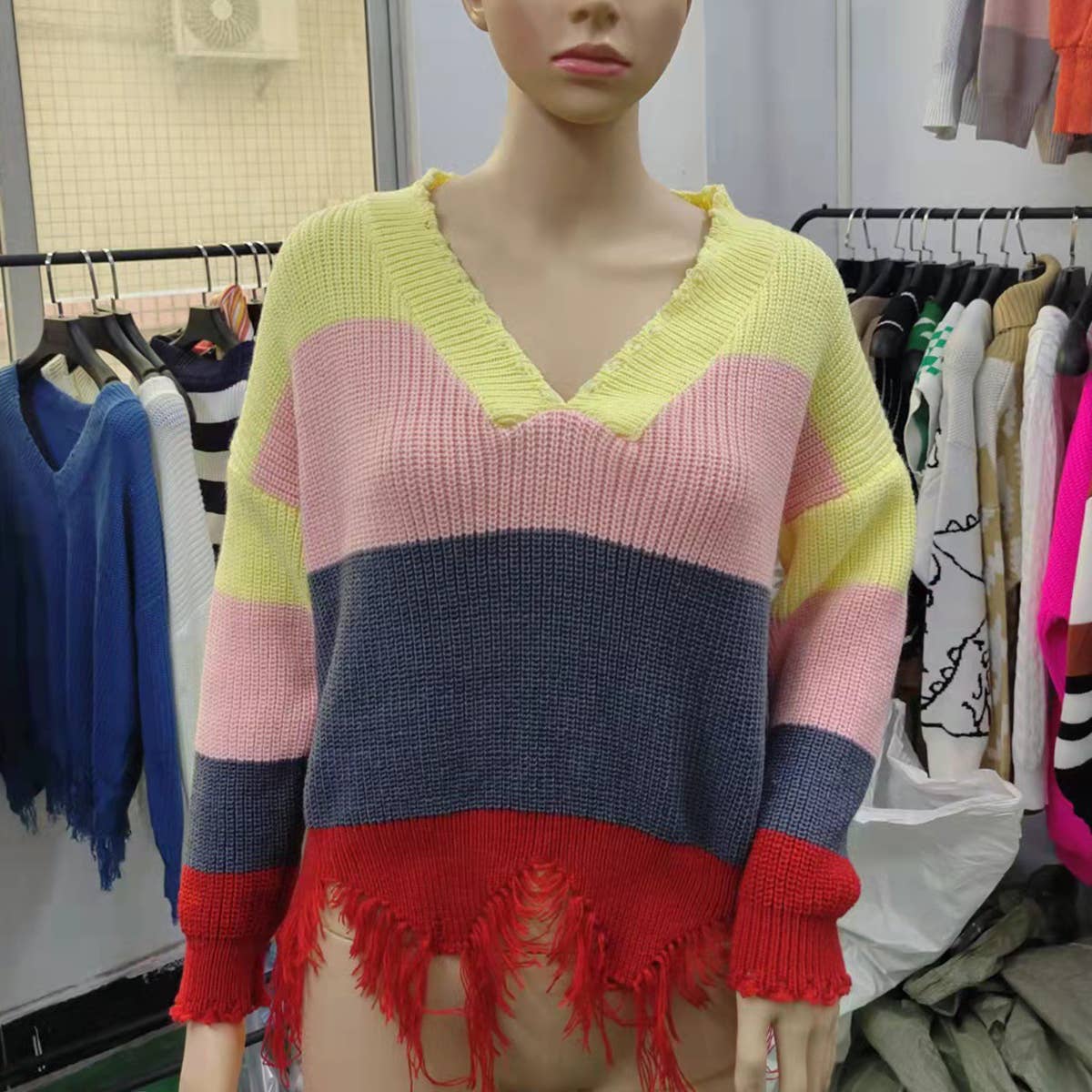 SLOUCHY V-NECK COLOR CONTRAST RAGGED FRINGE TOP