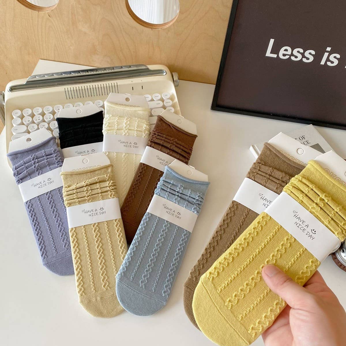 MIDDLE-TUBE STRAIGHT SOCKS WITH CURLED EDGES