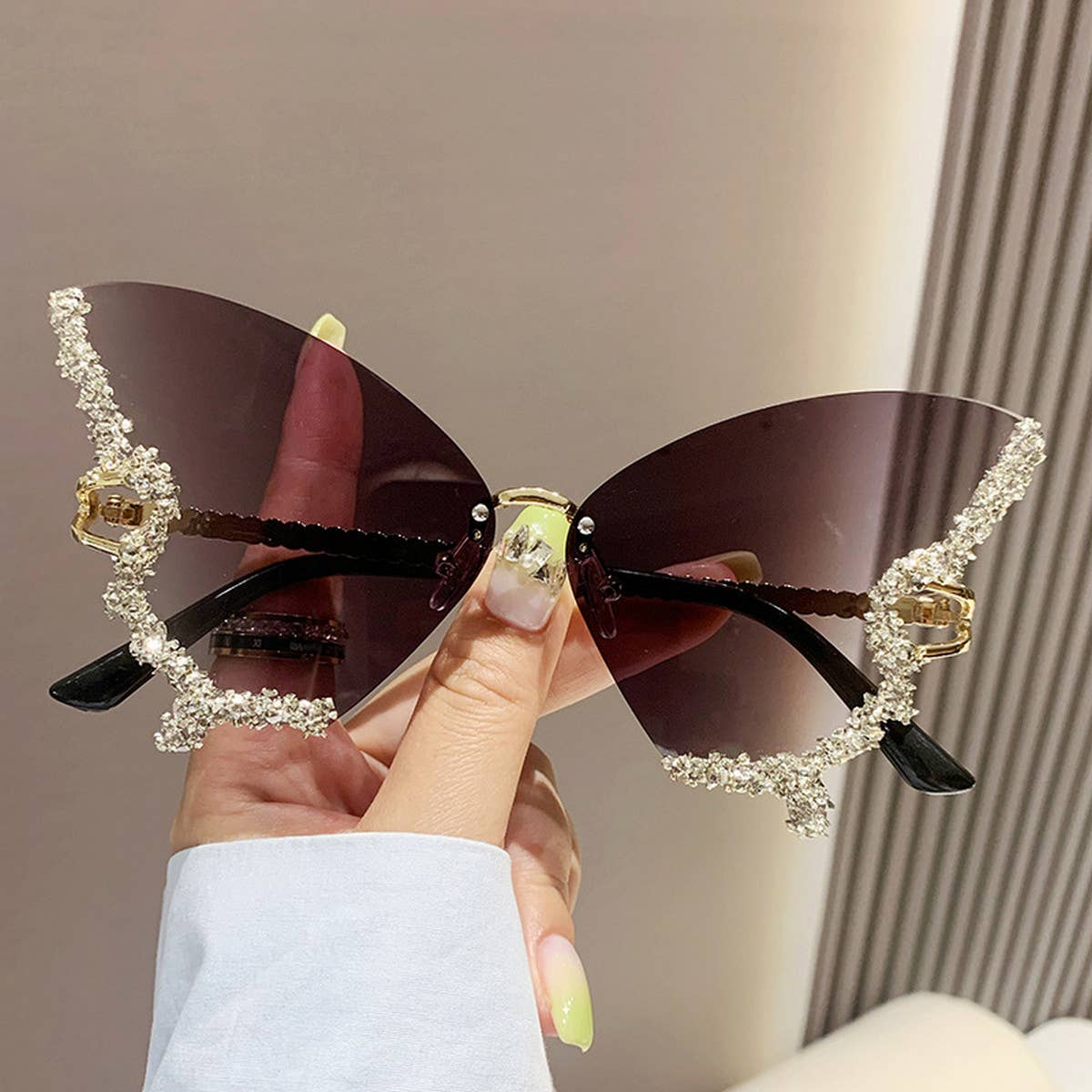 STYLISH LARGE FRAME BUTTERFLY DIAMOND SUNGLASSES_CWASG0192