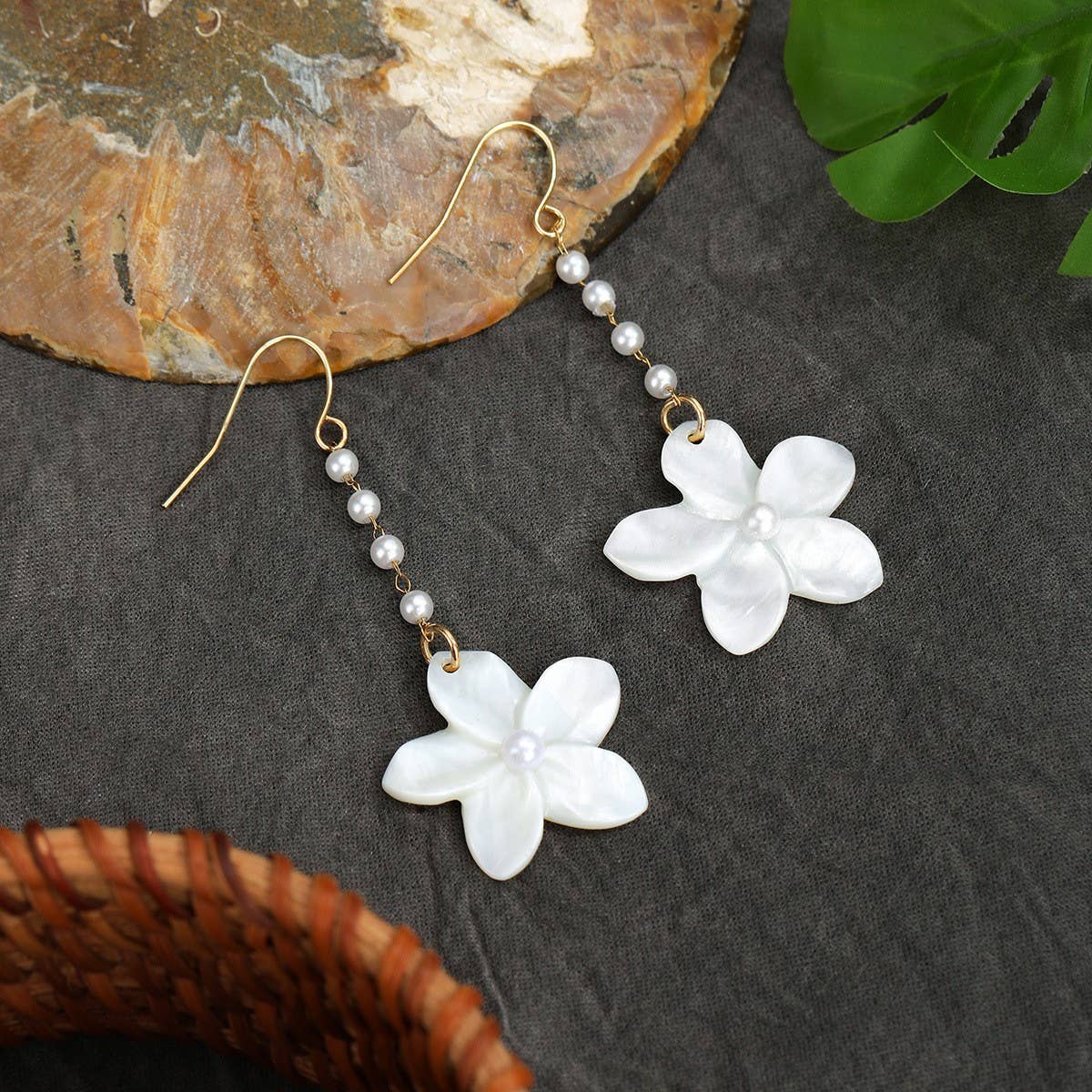 FASHIONABLE TEARDROP-SHAPED SHELL METAL EARRINGS