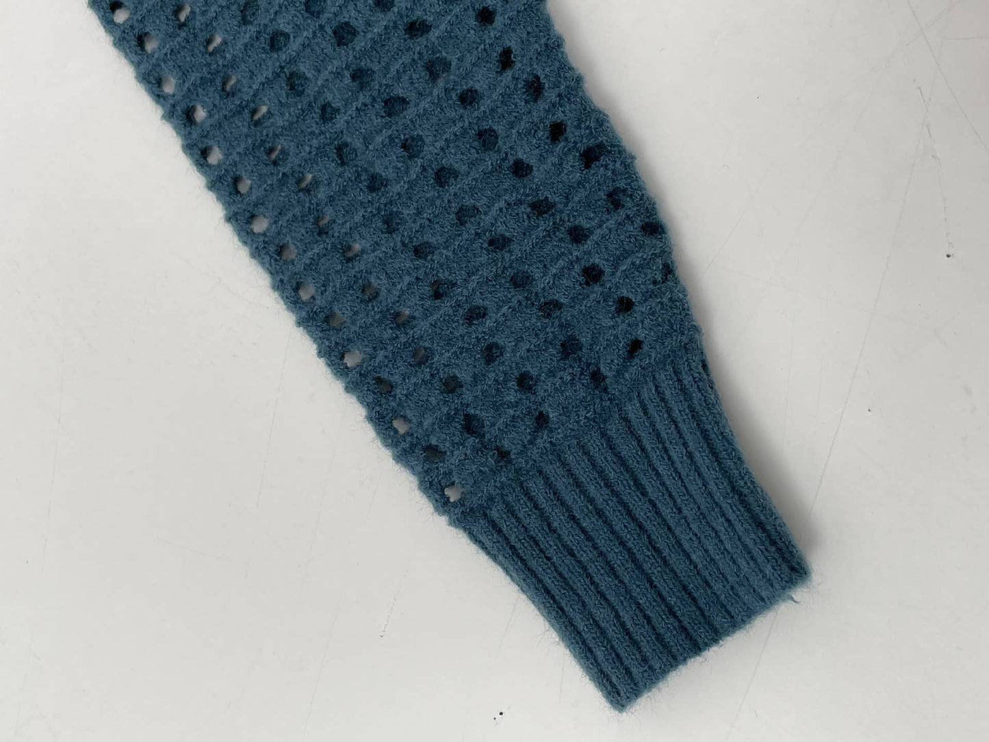 Solid-color cut-out round-neck knitted sweater