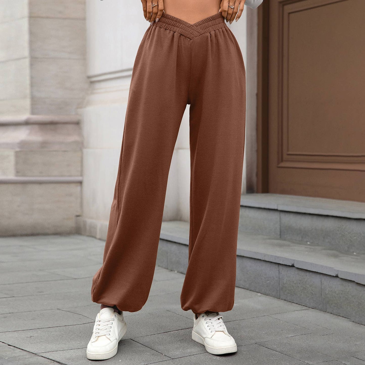 Tight waists curving legs Loose-fitting trousers