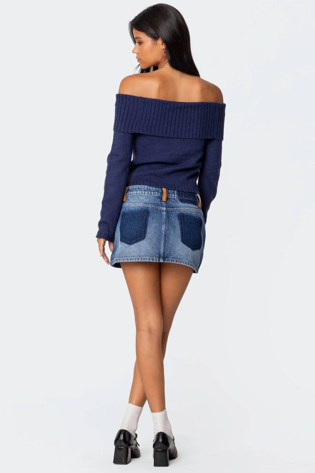 Solid-colored one-shoulder long-sleeved sweater