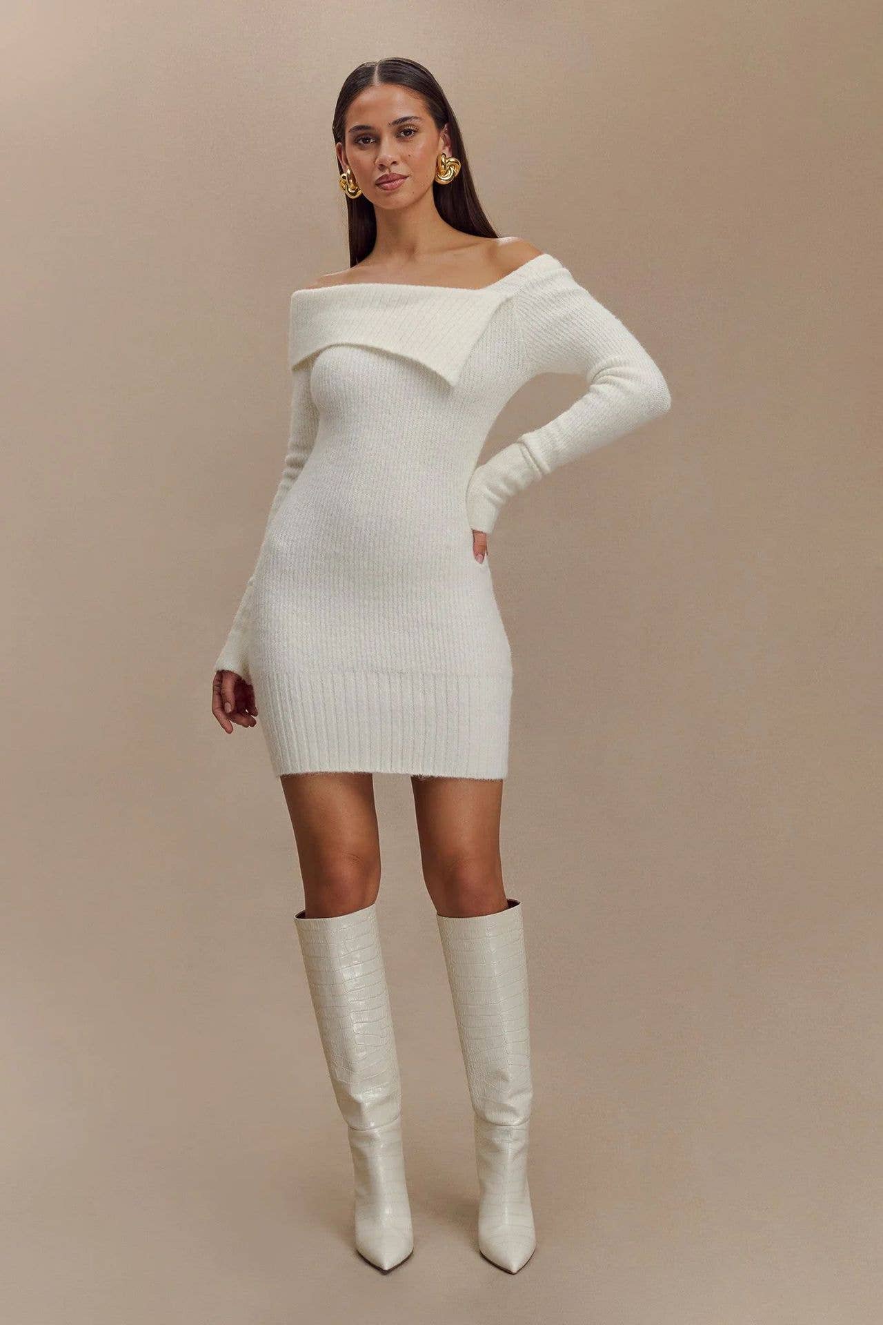 Off-the-shoulder long-sleeved body-hugging dress