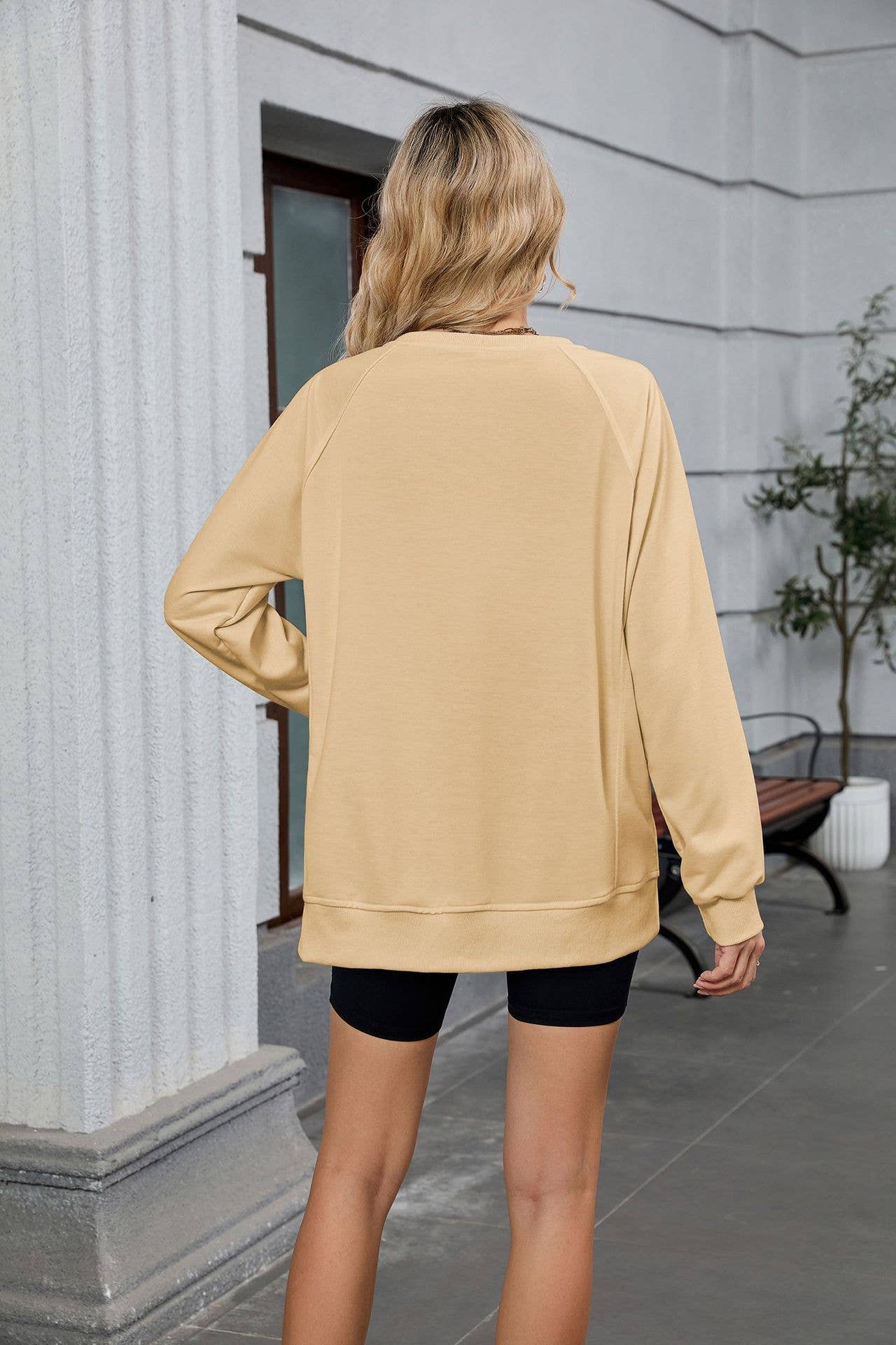 Solid-color round-neck long-sleeved sweatshirt