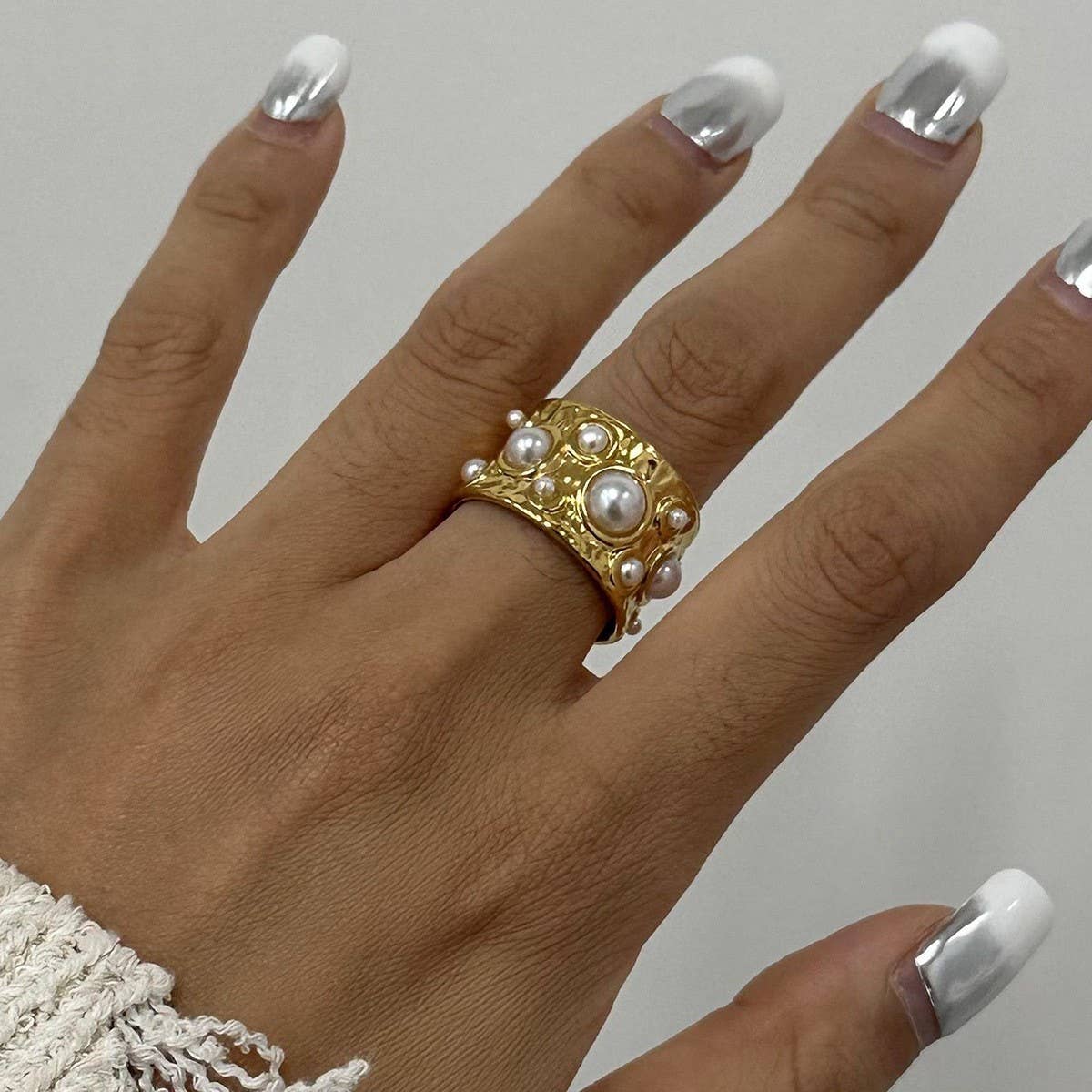 18K Gold Pearl Hammered Open Cuff Bracelet_CWAJE4886