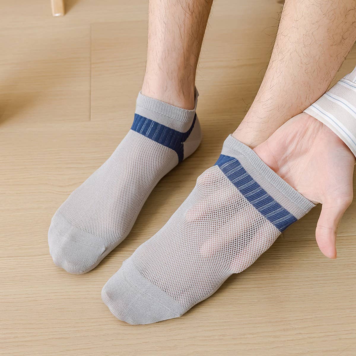 DEODORANT AND SWEAT-ABSORBENT MEN'S SPORTS SOCKS