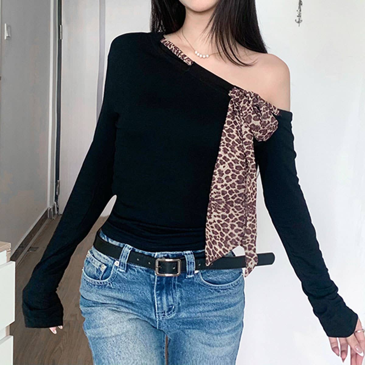 LEOPARD PRINT LACE-UP DIAGONAL SHOULDER T-SHIRT