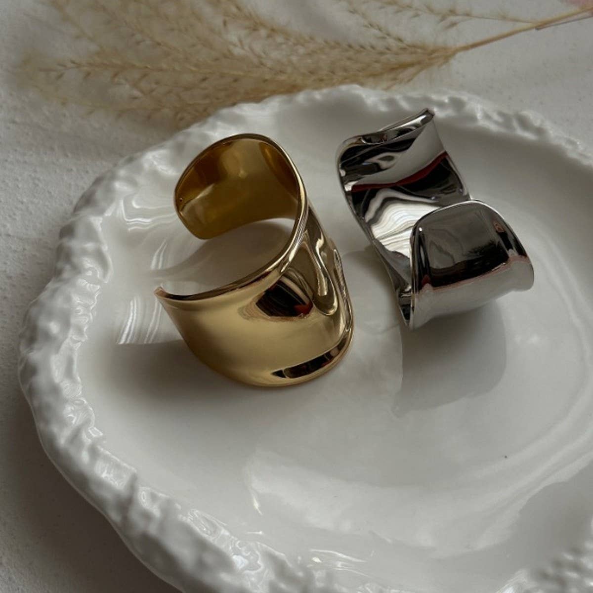 FASHIONABLE DESIGN OPEN SMOOTH BRACELET