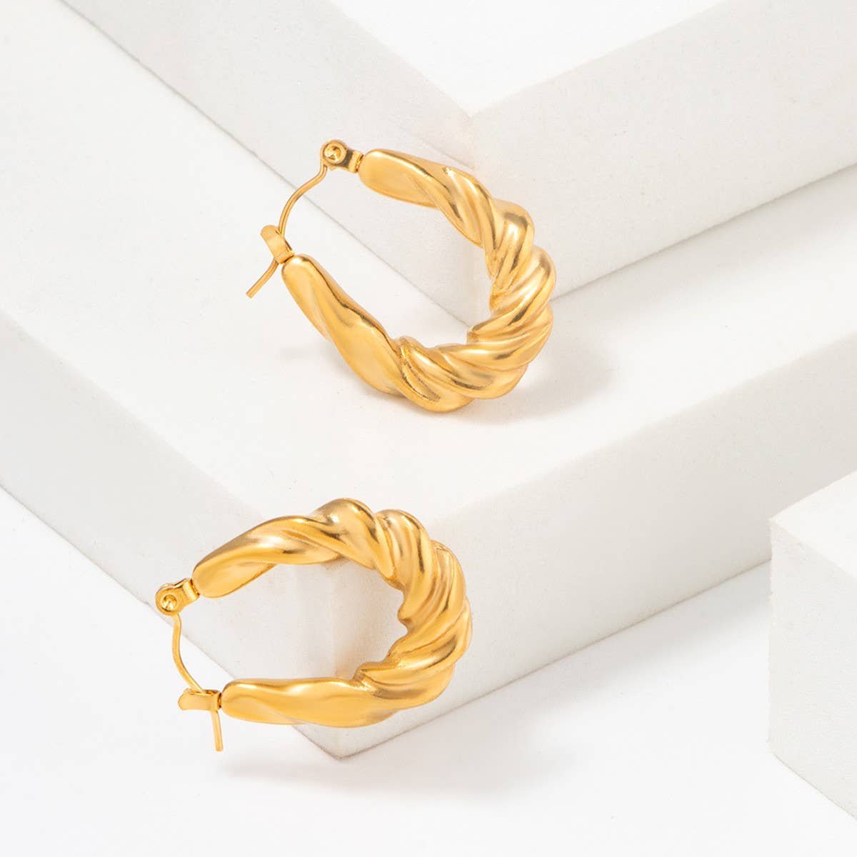 GOLD STAINLESS STEEL TWISTED U-SHAPED EARRINGS