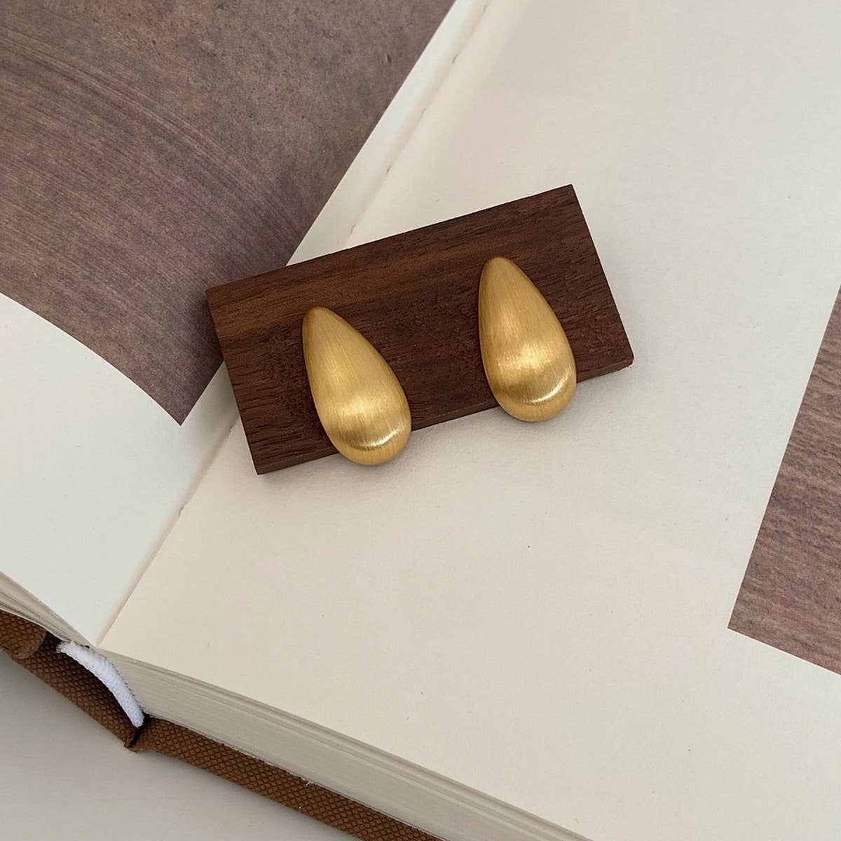 HIGH-GRADE GOLDEN WATER DROP EARRINGS FOR WOMEN