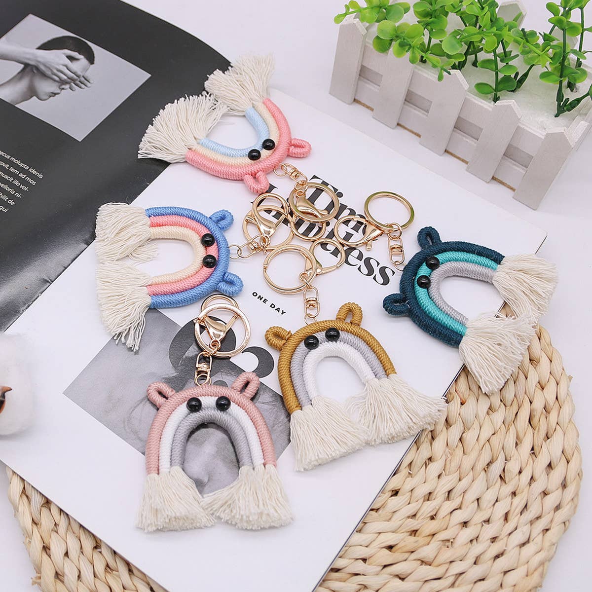 FASHION HAND-WOVEN RAINBOW TASSEL KEYCHAIN_CWMM1582