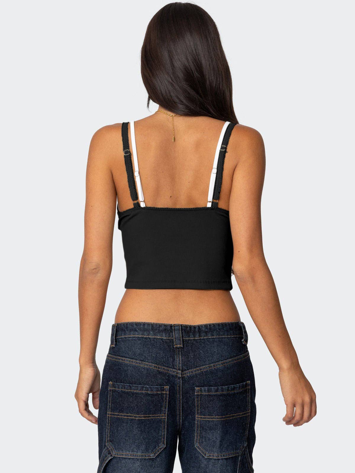 Lace Two low-cut, contrasting color fake pieces