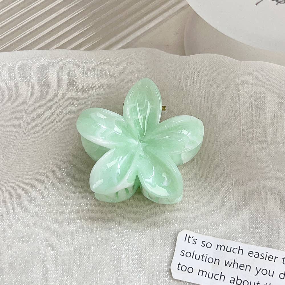 Light-colored egg flower, fresh and sweet grab