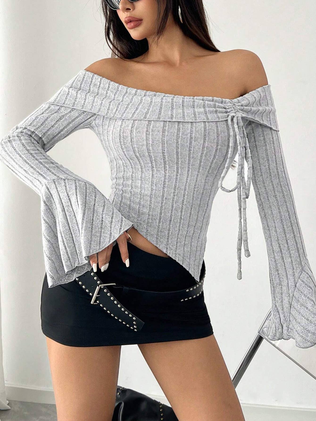 LINE NECK T-SHIRT FLARED SLEEVE SHORT CROP TOP