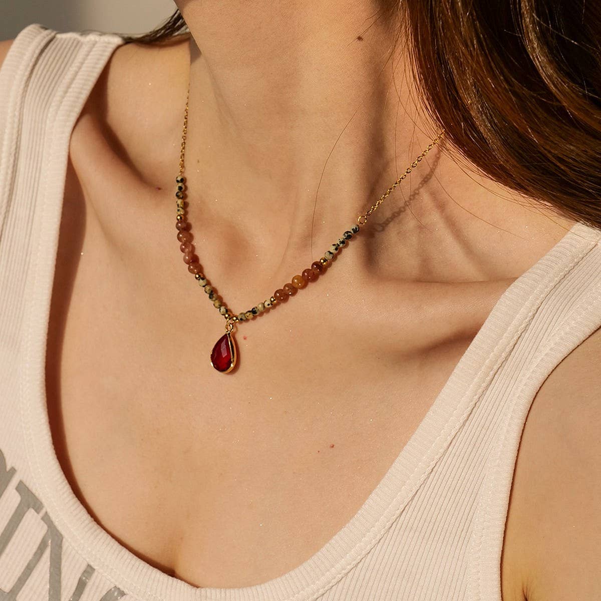 RED PENDANT ELEGANT AND LUXURIOUS CLAVICLE CHAIN_CWAJE1424