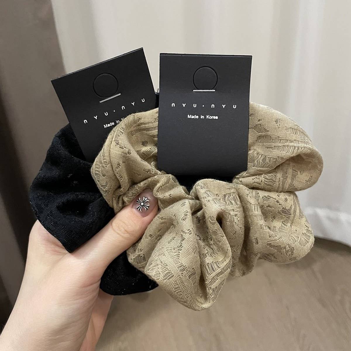 TEMPERAMENT HOLLOW SOLID COLOR SCRUNCHIE_CWAHA1723