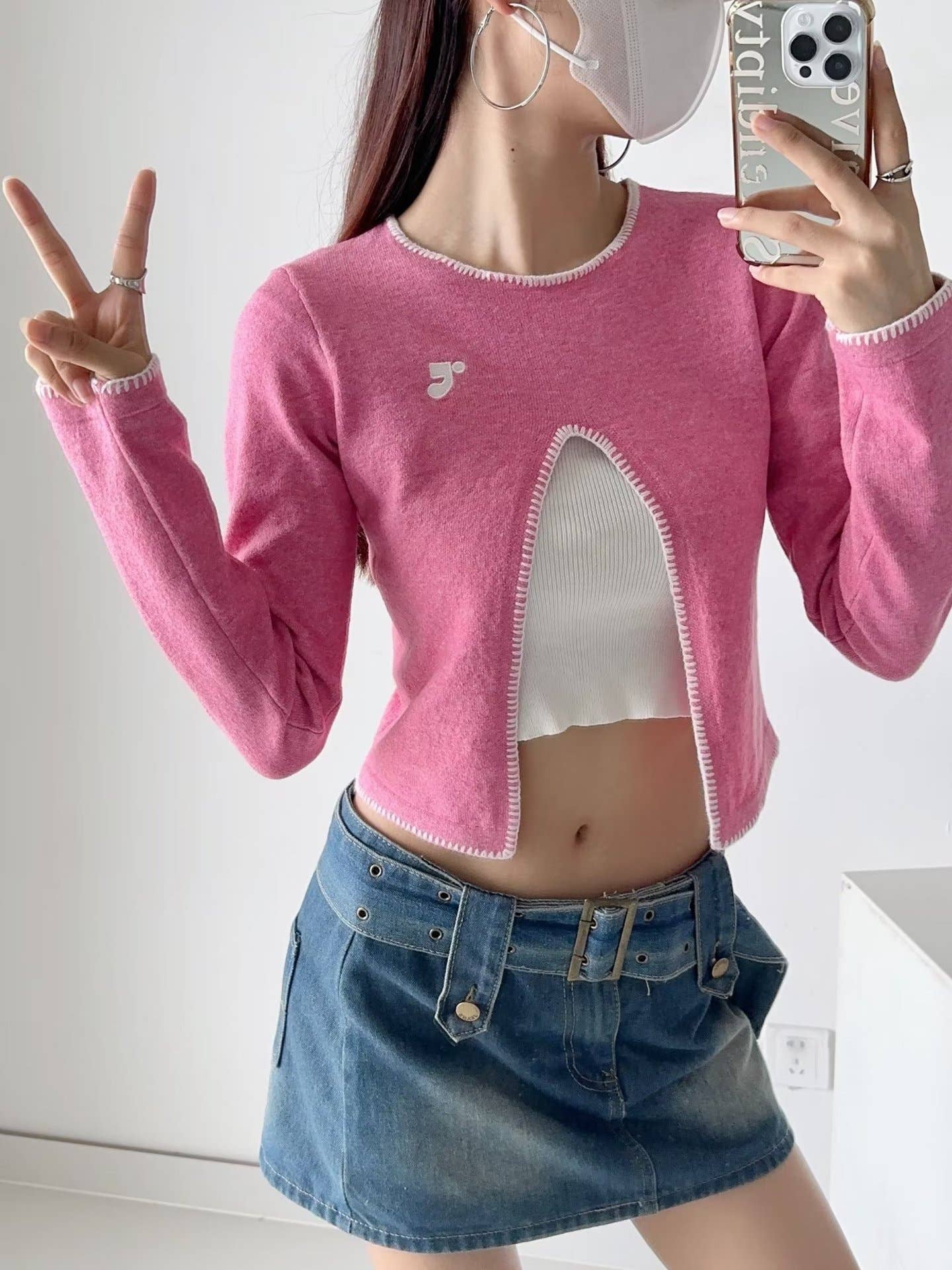 HOTTIE FOLDS IN A SLIM-FIT SHORT SWEATER