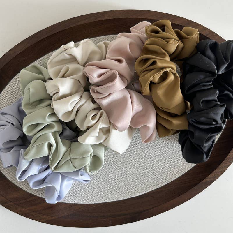 A simple and versatile satin style hairband