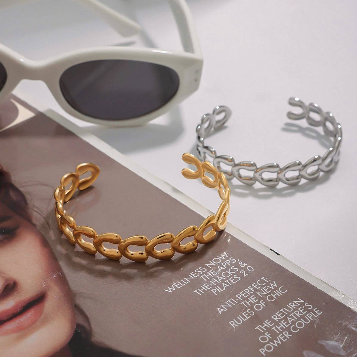 18K GOLD V SHAPED HOLLOW OPEN CUFF BRACELET_CWAJE4856