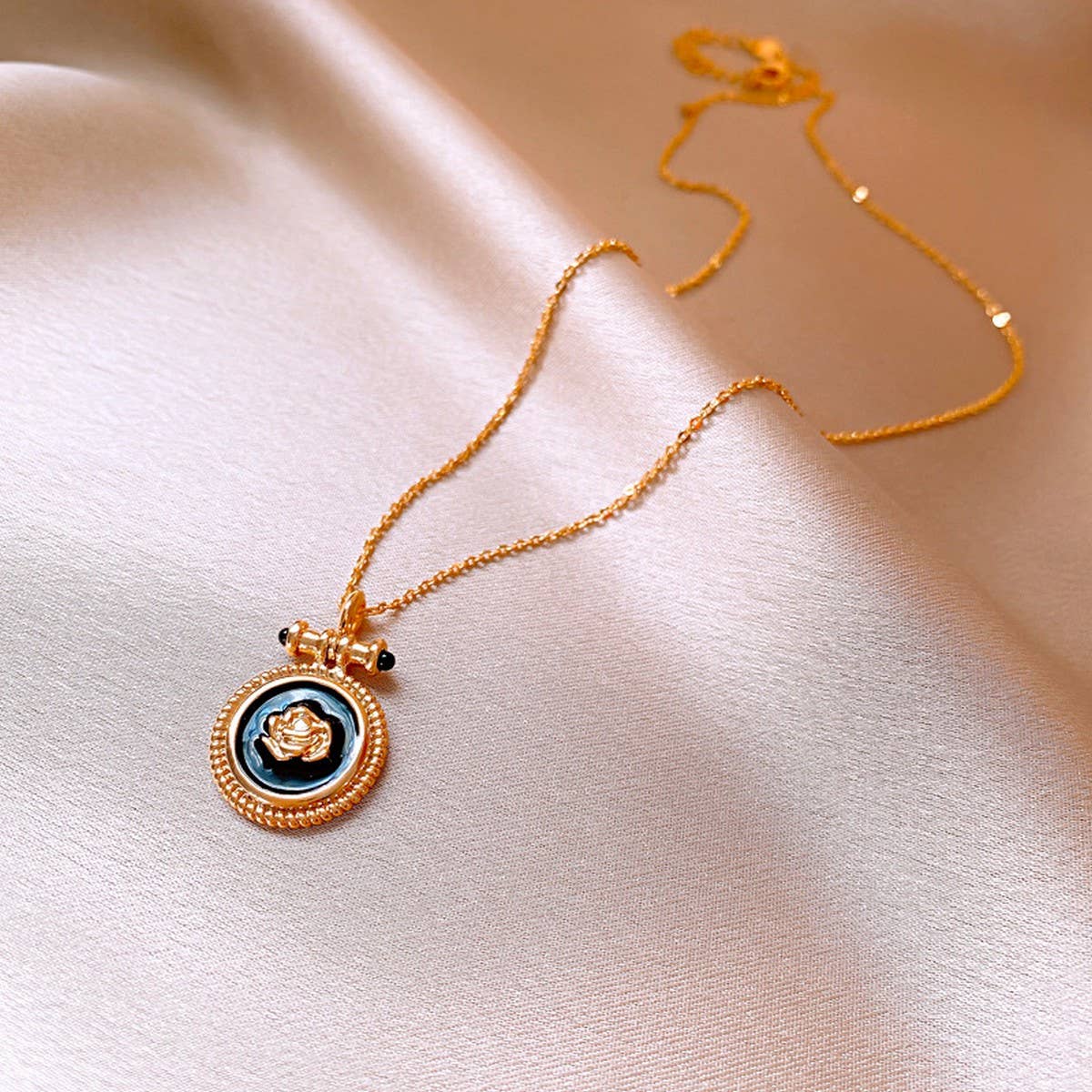 VINTAGE ROUND OIL DROP ROSE FLOWER NECKLACE