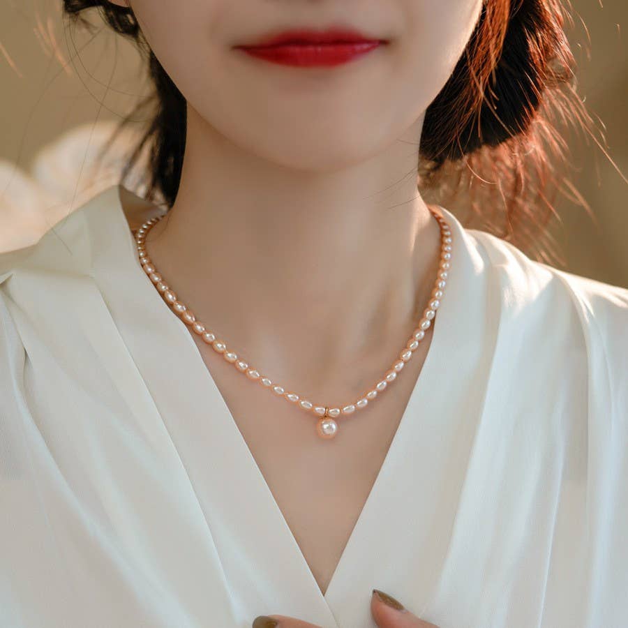 A simple and elegant freshwater pearl necklace