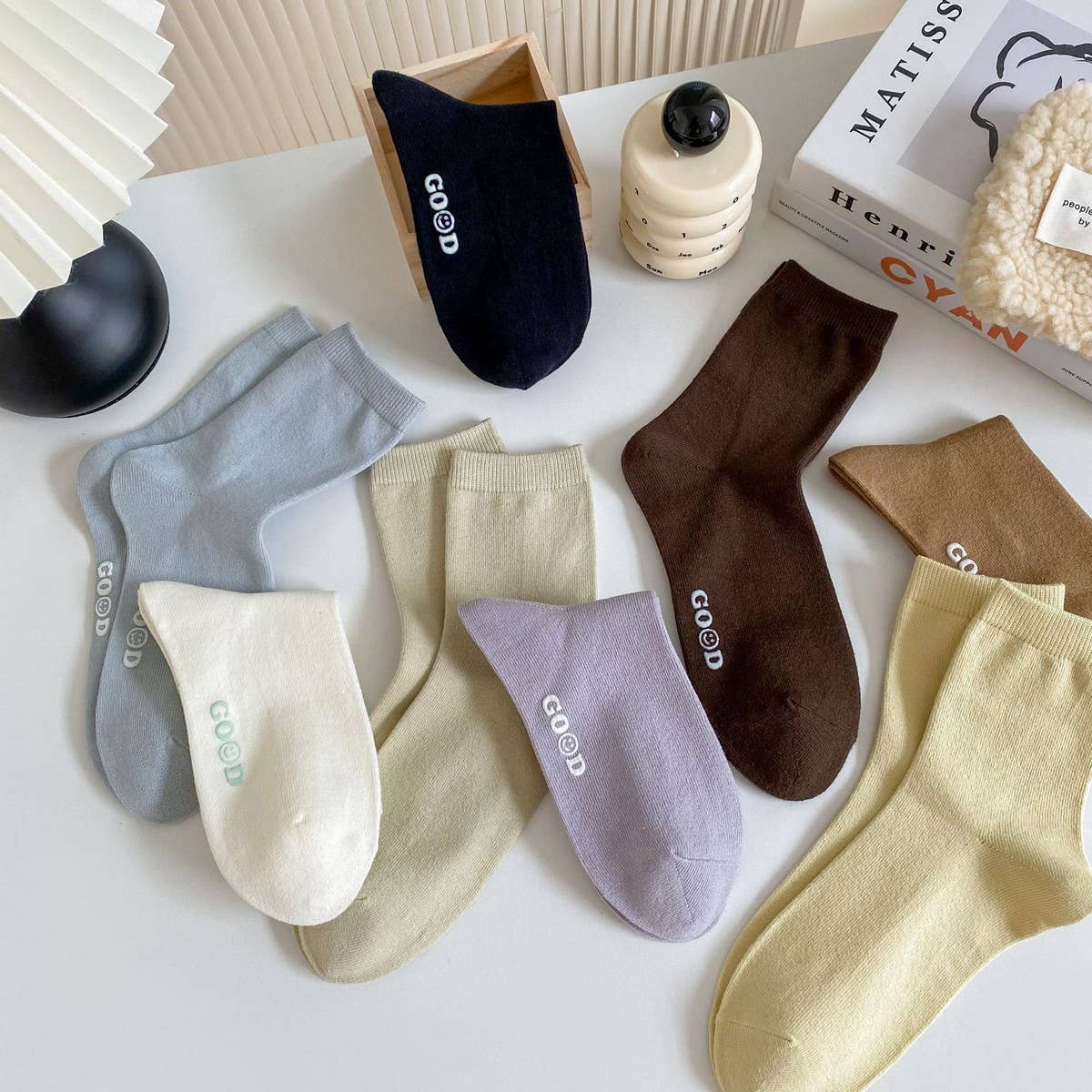 NEW AUTUMN AND WINTER LETTER SMILEY FACE SOCKS