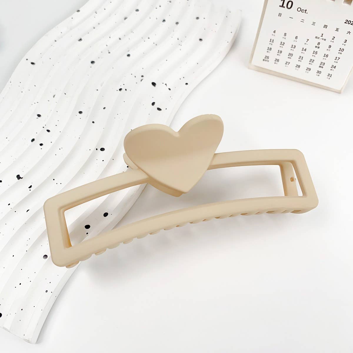 Versatile fashionable hollowed-out grab clip