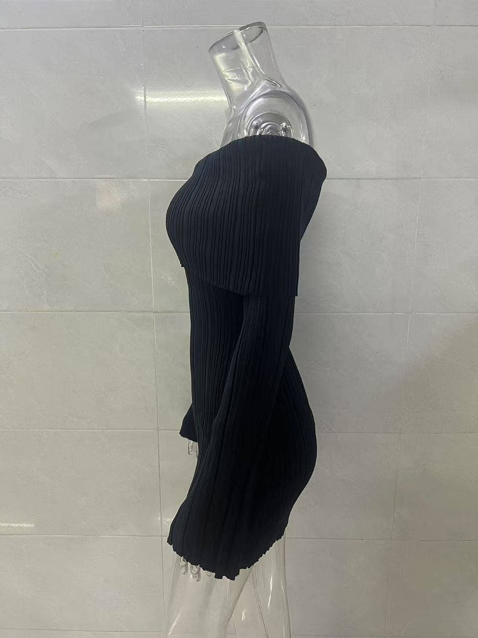 Sexy off-the-shoulder, body-hugging short skirt