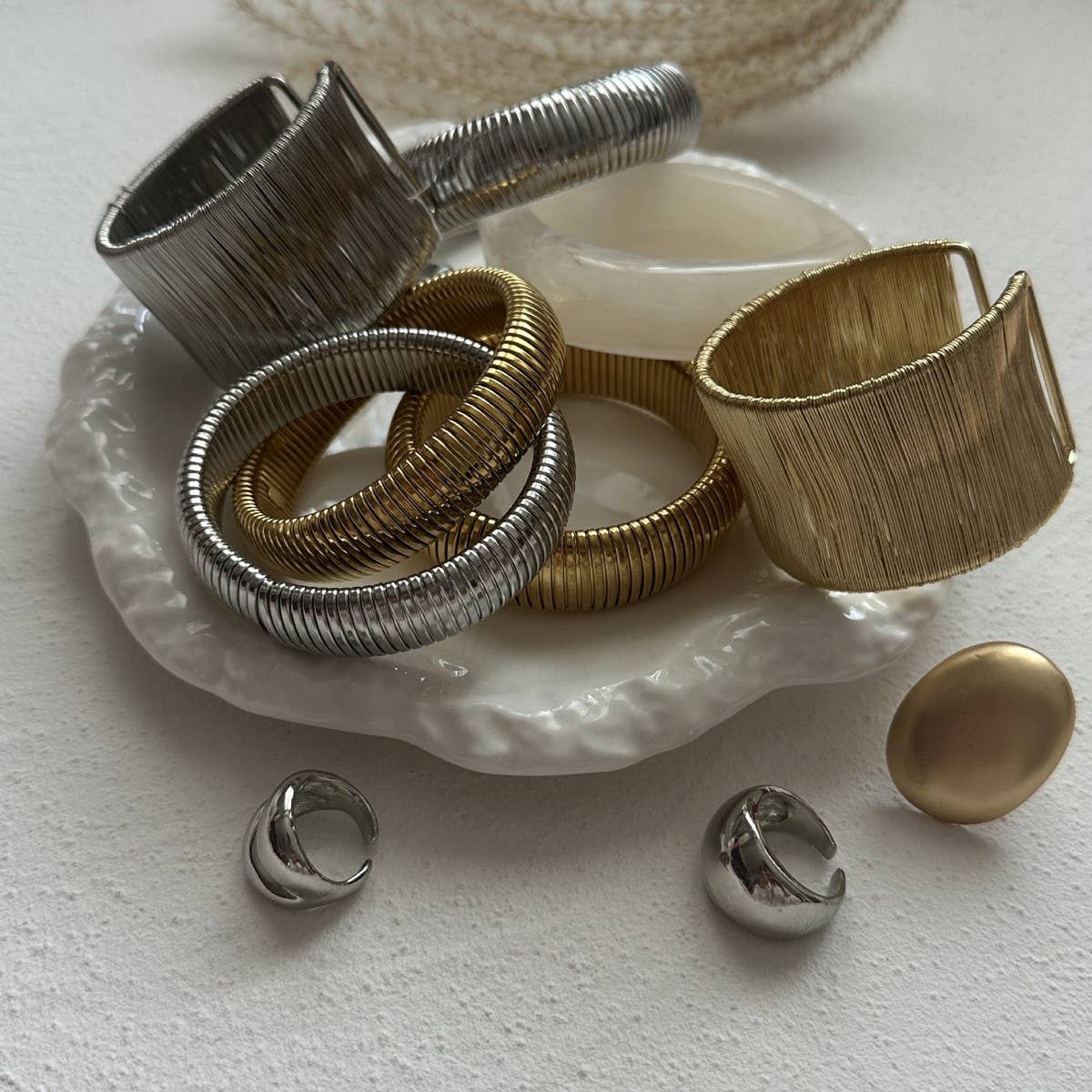 FASHIONABLE SMOOTH SPRING BRACELET FOR WOMEN