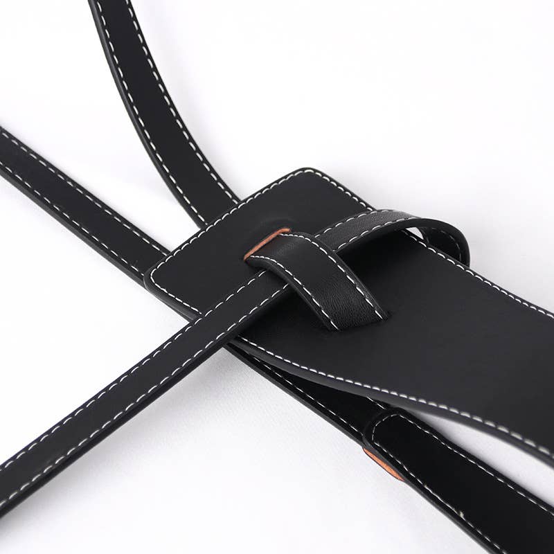 The knotted wide belt dress decorates the belt