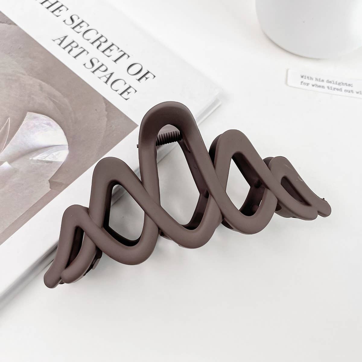 Versatile fashionable hollowed-out grab clip