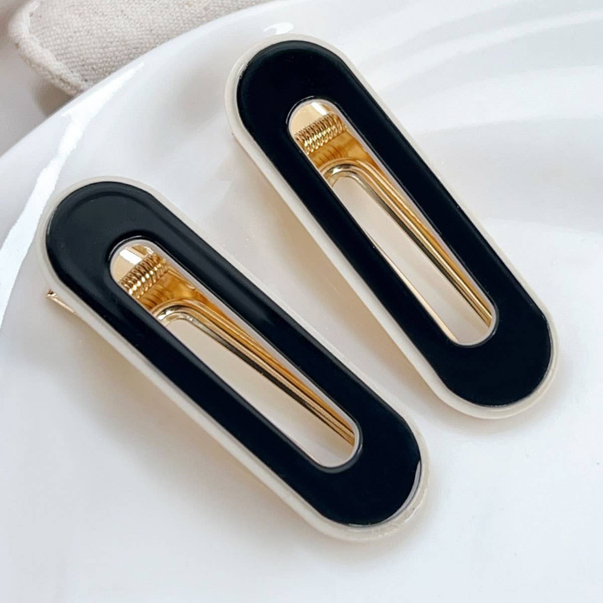 Seamless bangs clip black and white hairpin