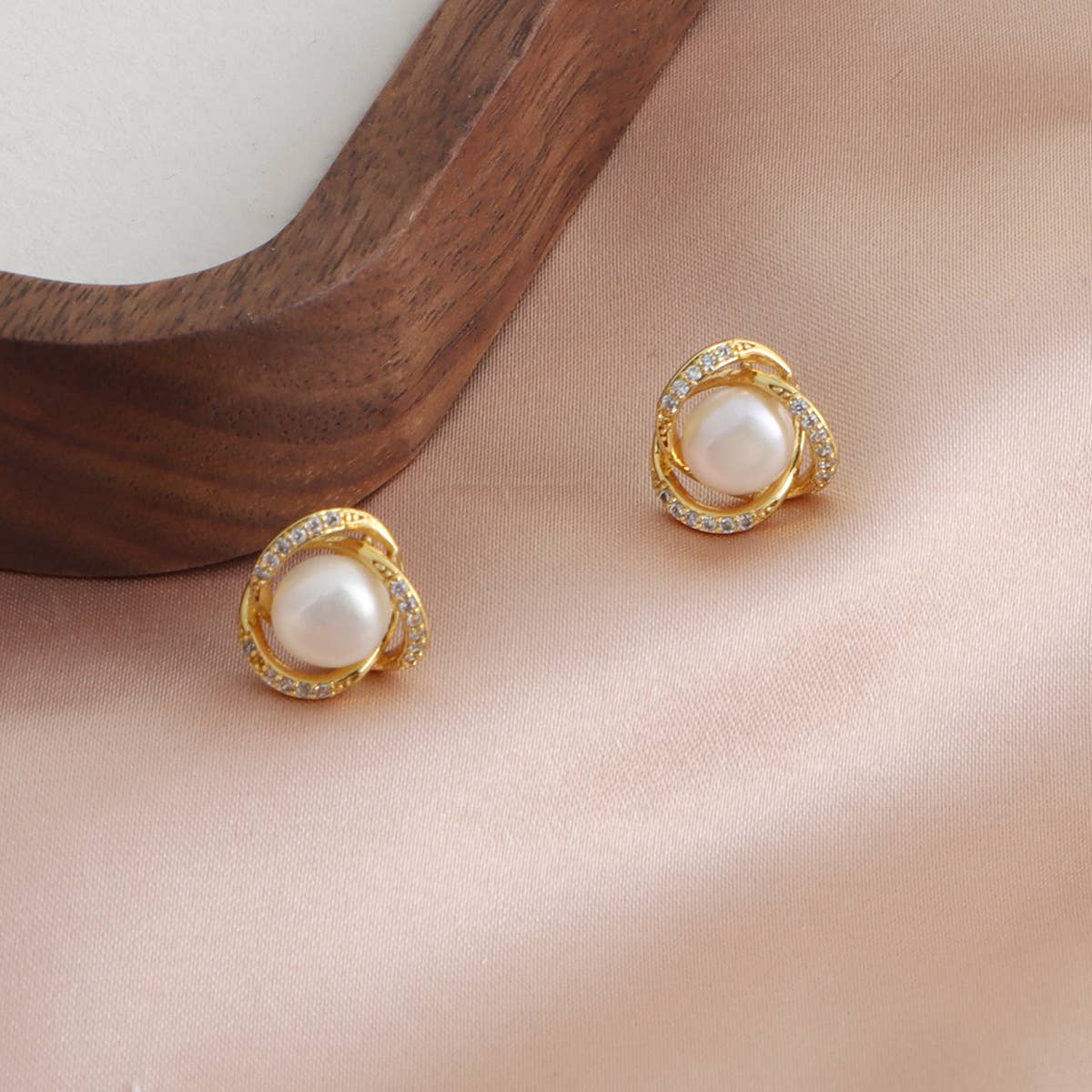 Light luxury freshwater Baroque pearl earrings