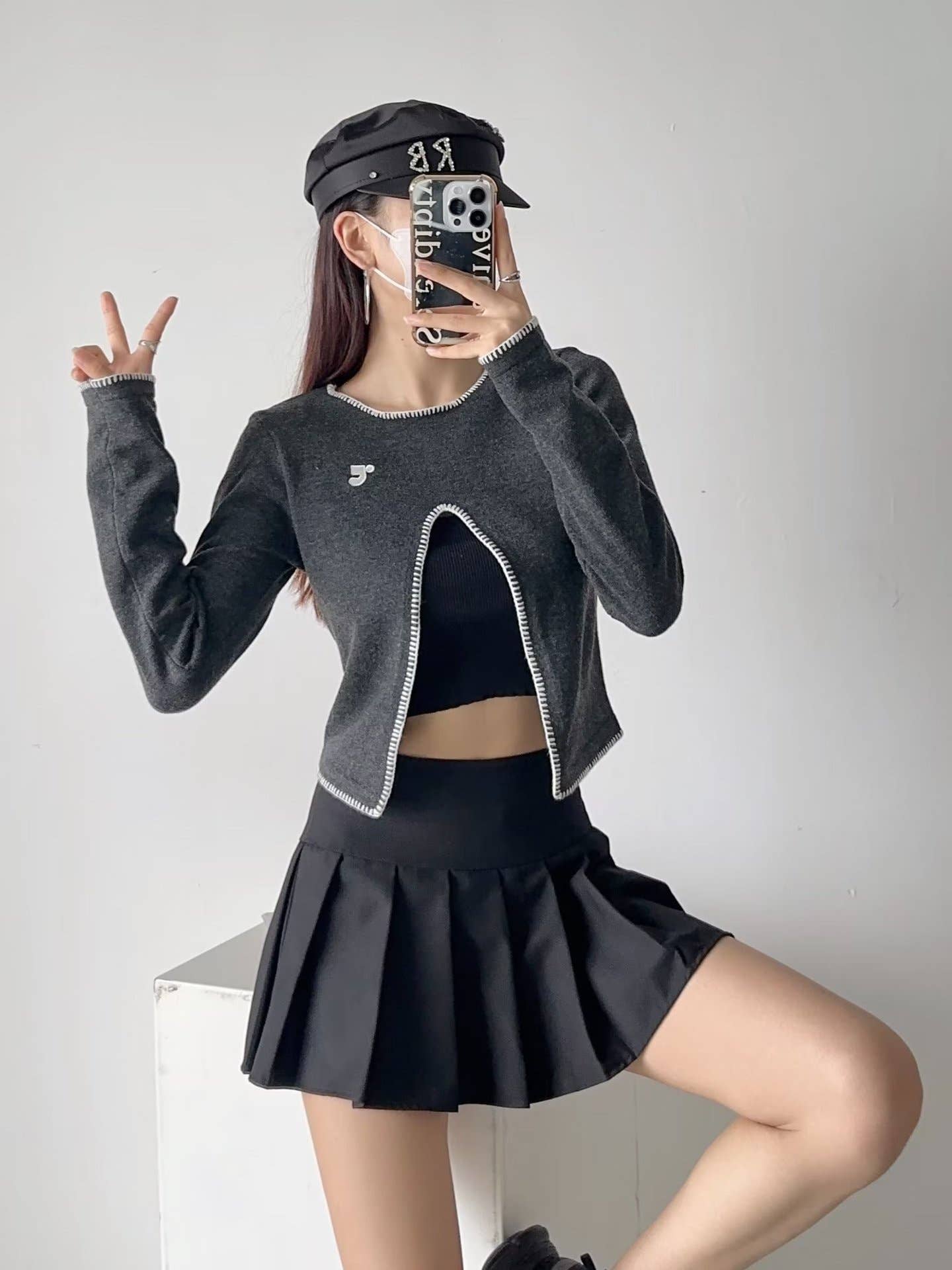 HOTTIE FOLDS IN A SLIM-FIT SHORT SWEATER