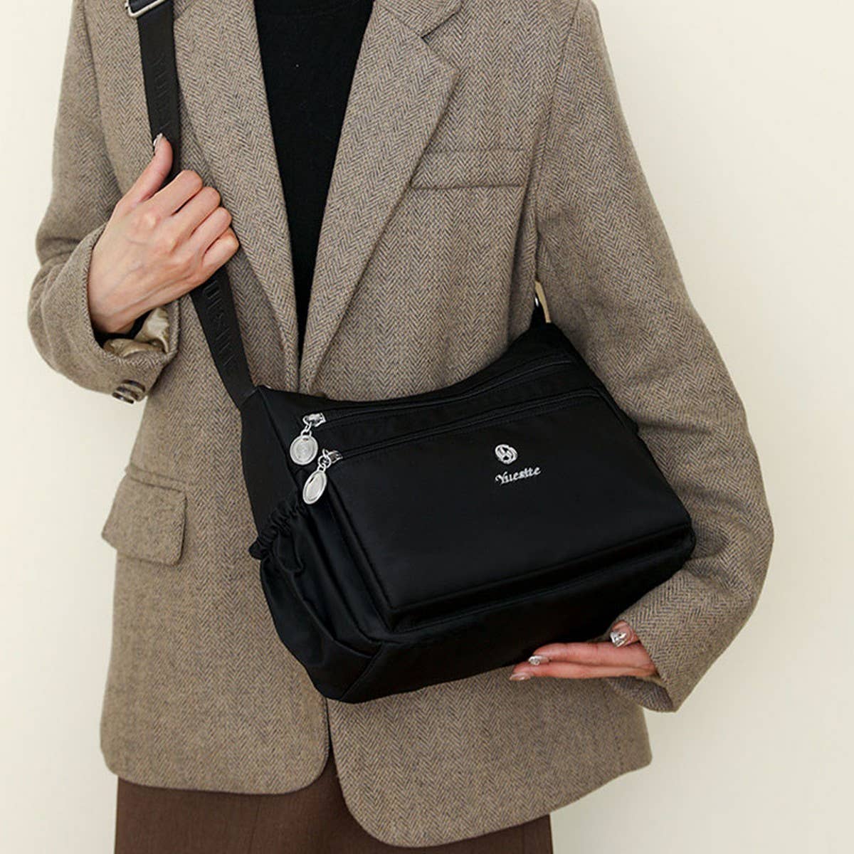 LIGHTWEIGHT WATER-REPELLENT NYLON SHOULDER BAG_CWAB3502