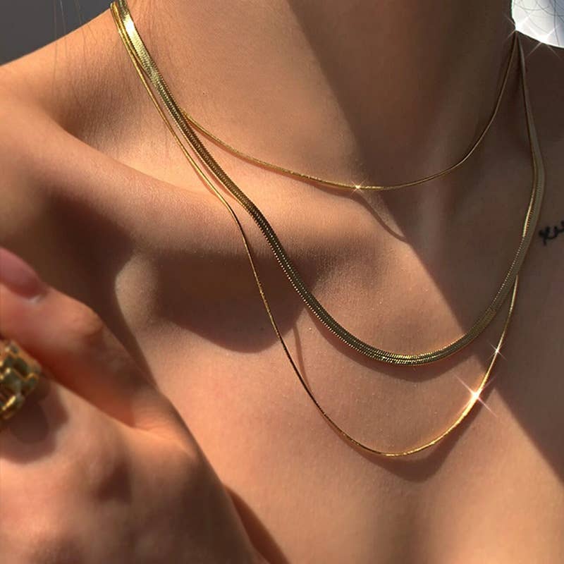 A versatile double-layer stacked chain necklace