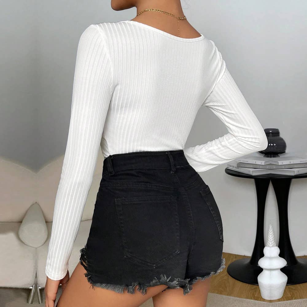 Wear a slim-fit V-neck long sleeve jumpsuit