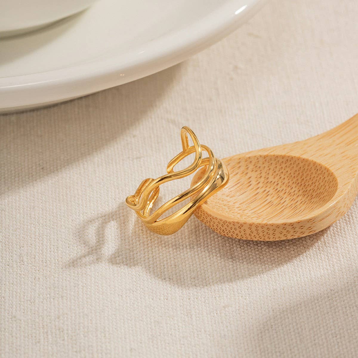 18K GOLD PLATED MULTI-LAYERED WATER RIPPLE RING_CWAJE1239