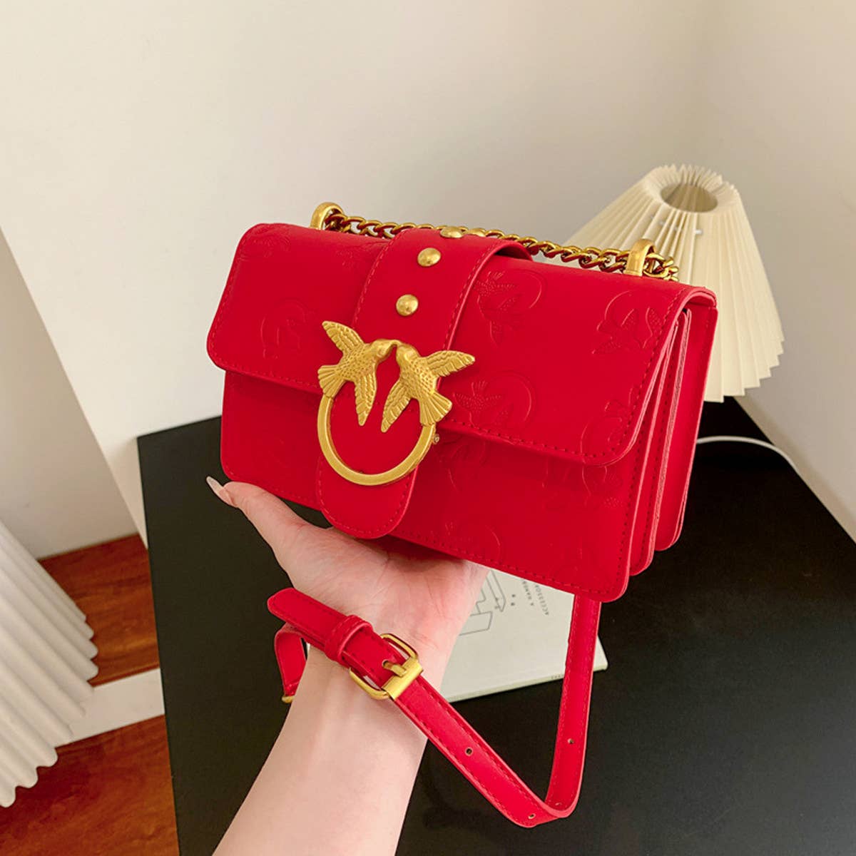 STYLISH EMBOSSED METAL CHAIN SHOULDER BAG_CWAB1577