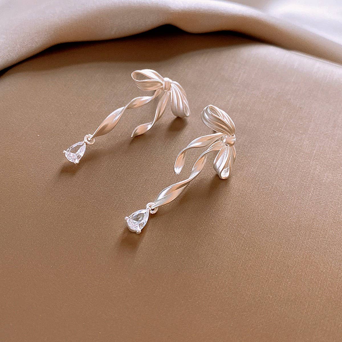 LIGHT LUXURY BOW PERSONALITY FASHION EARRINGS