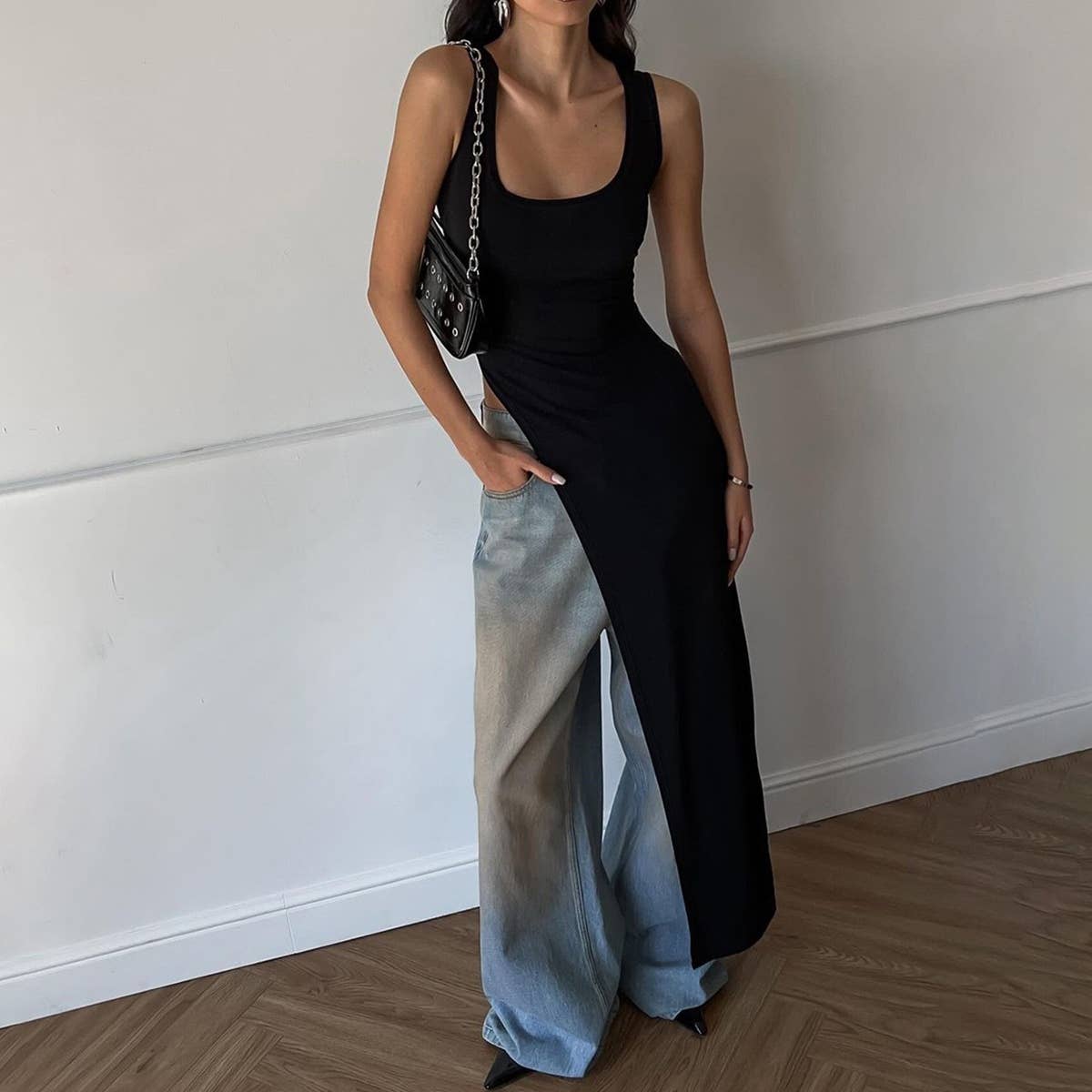 Figure-hugging slit dress with a unique design