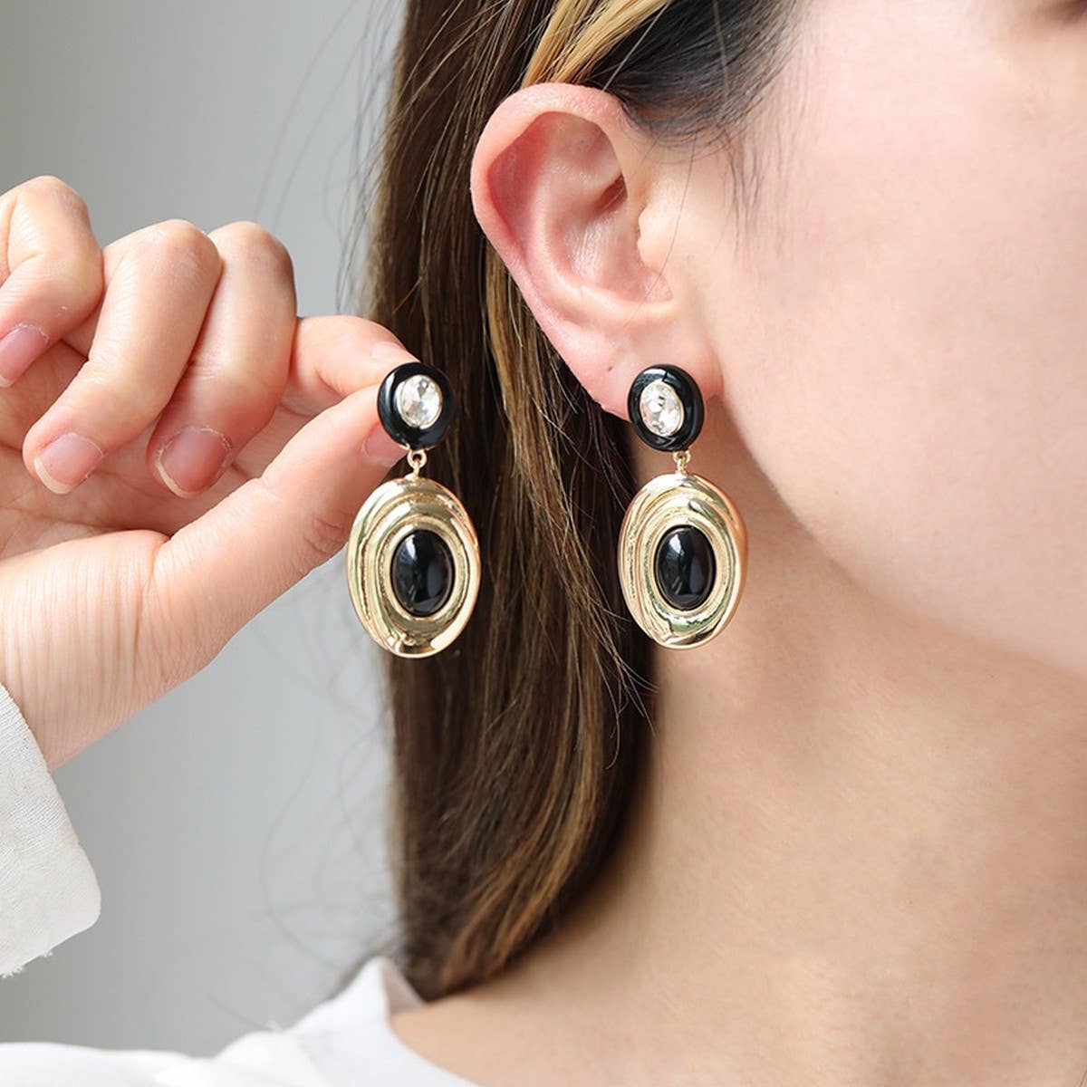 NEW FASHION TEMPERAMENT BLACK AND GOLD EARRINGS