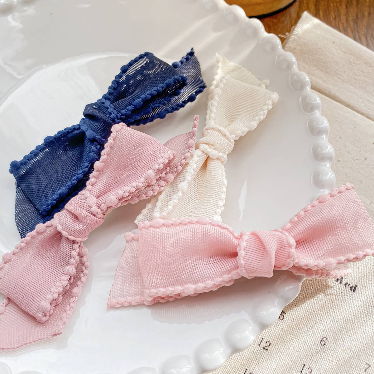 Fashionable and versatile bow tie clip