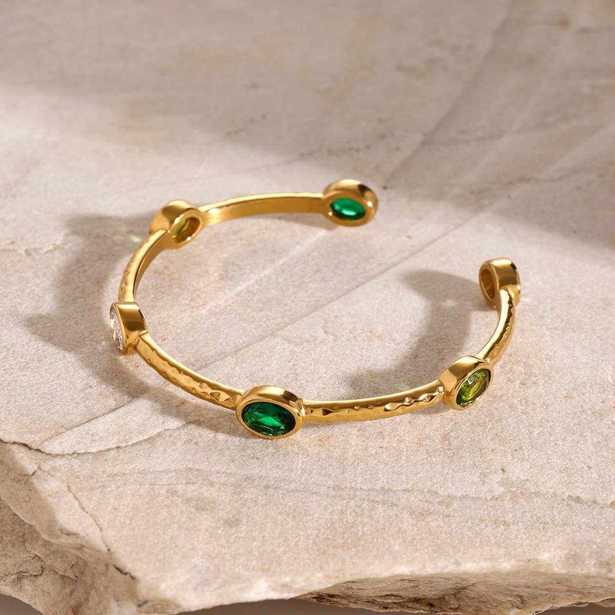 18K Gold Hammered Emerald Open Cuff Bracelet_CWAJE4901