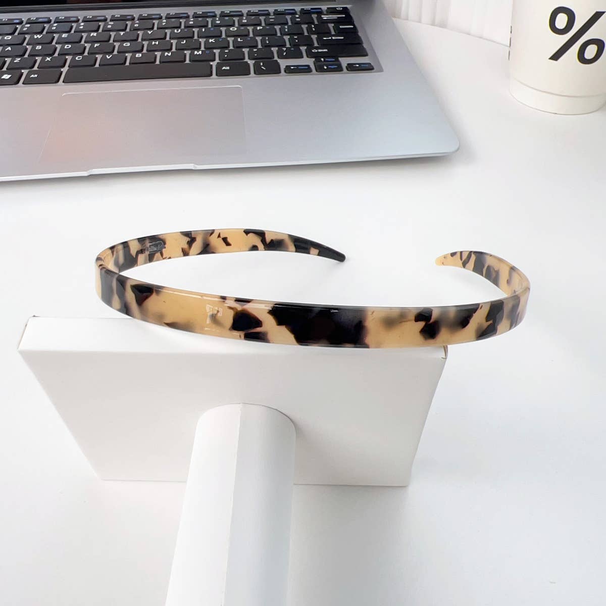 High-end sunglasses and acetic acid hair band