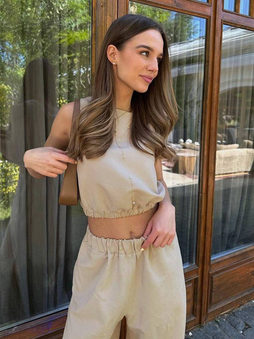 Waistcoat and trousers set that exposes the waist