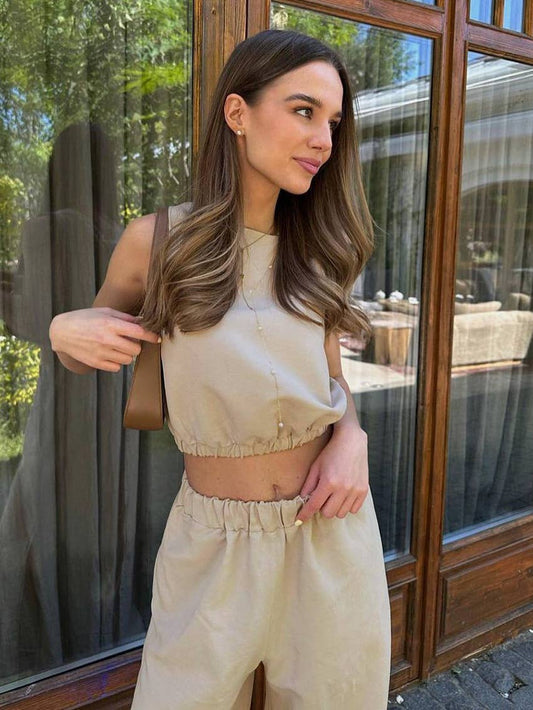 Waistcoat and trousers set that exposes the waist