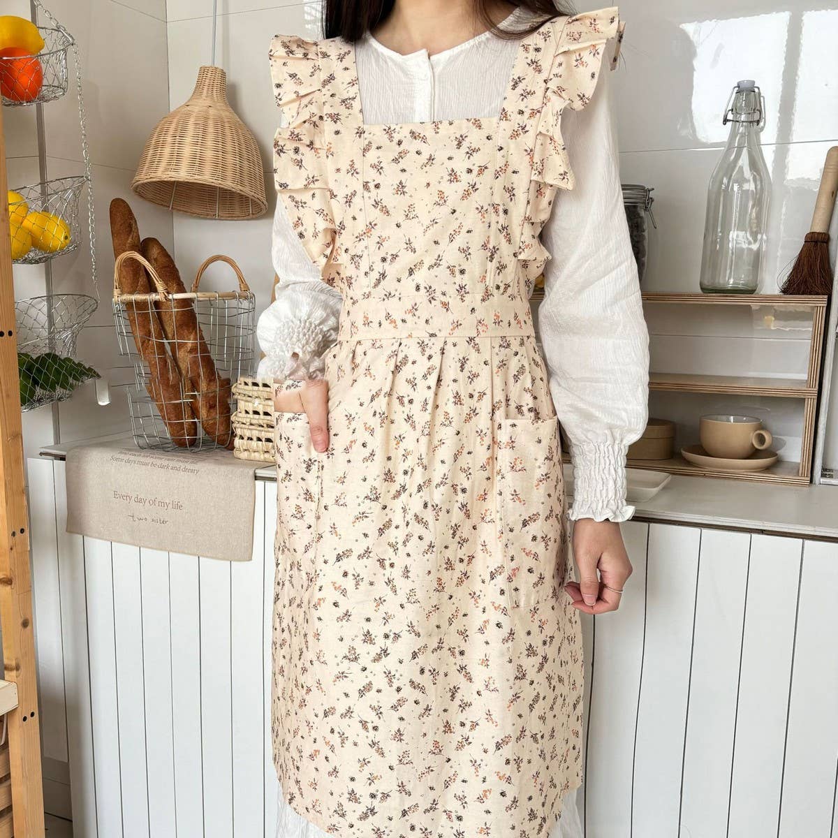 LINES,COTTON AND LINEN PRINTED RUFFLED FLORAL APRON